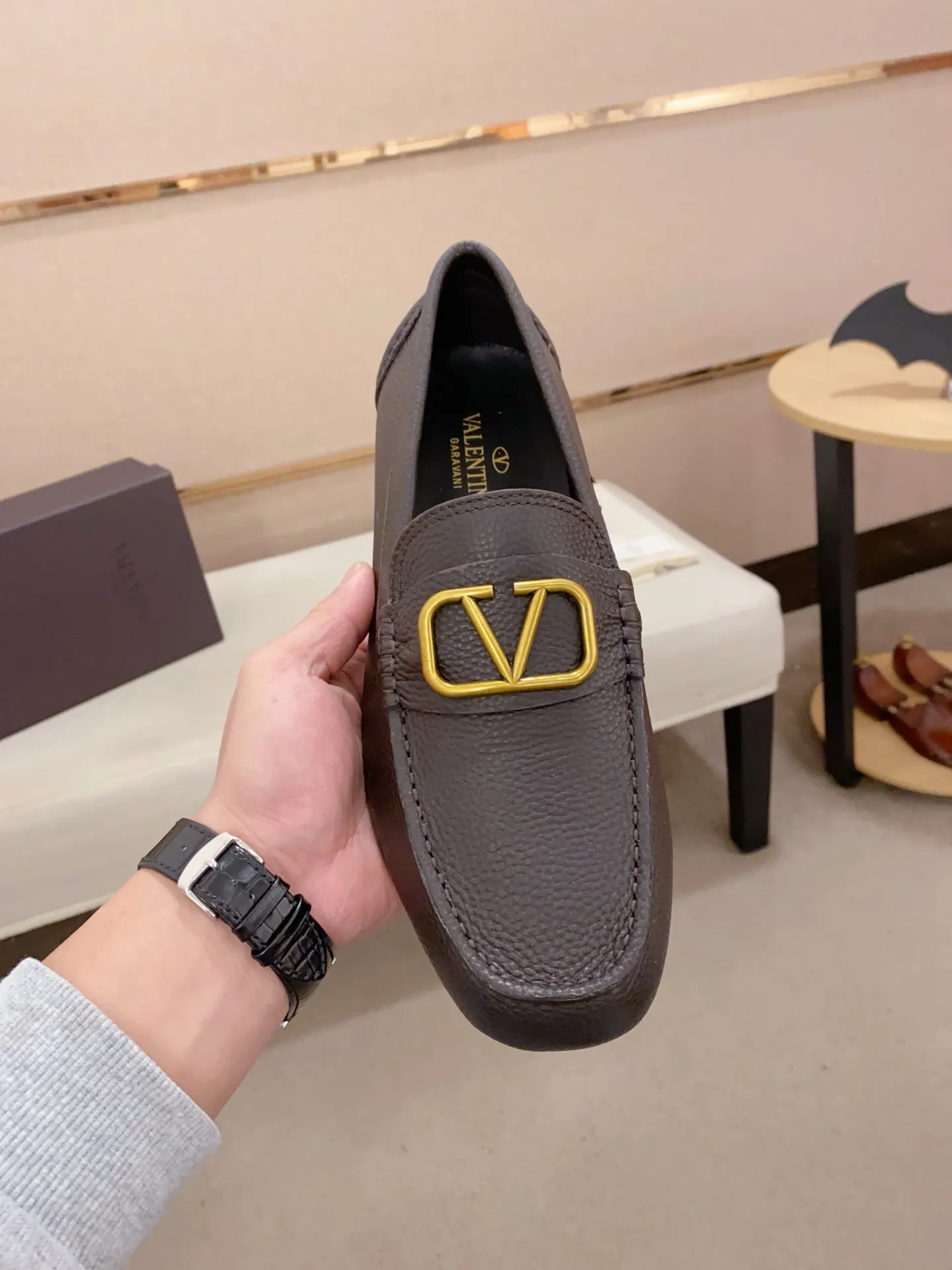 Men's shoes💰: 680💰VALENTINO, made of imported cowhide with imported water-dyed cowhide lining, iconic hardware and iconic wear-resistant outsole. 38-44. 45 VALENTINO packaging can be customized to enjoy the brand’s iconic product packaging